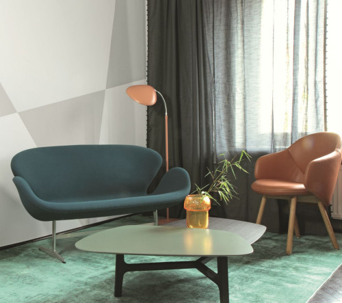 Geometryczne wzory na ścianie w salonie