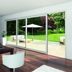 Widok na ogród przez drzwi przesuwne Schüco z PVC-U