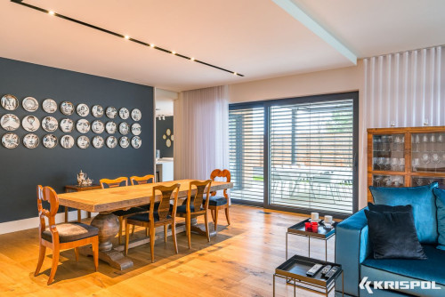 Żaluzje fasadowe w oknie w salonie