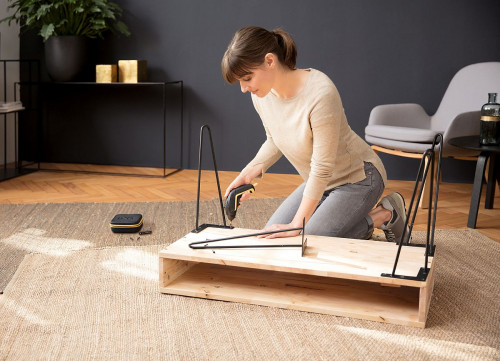 Mocowanie nóżek do stolika za pomocą wkrętarki IXO