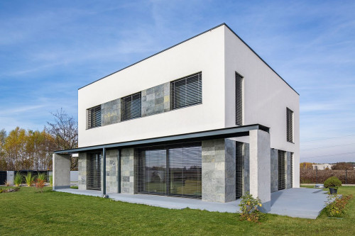 Dom jednorodzinny pod Warszawą z drzwiami  przesuwnymi SchücoThermoSlide i oknami Schüco z PVC-U w standardzie pasywnym 