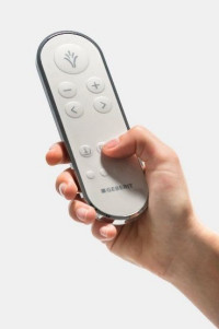 Poręczny pilot zdalnego sterowania z czytelnym układem przycisków
