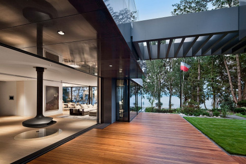 Z rezydencji wyposażonej w wielkoformatowe przeszklenia przesuwne Schüco rozciąga się doskonały widok na wybrzeże Fot. Andrzej Łopata