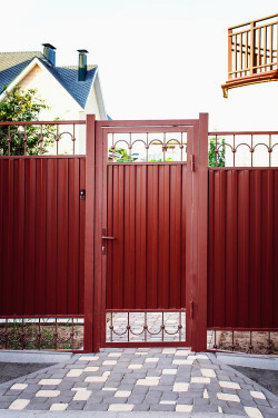 Metalowa brama z furtką