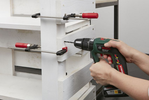 Mocowanie słupków na krańcach baru