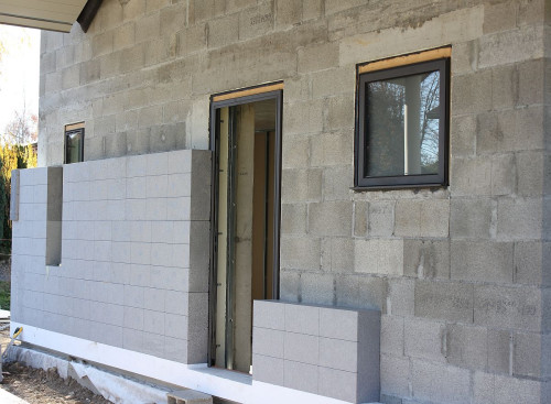 Styropian fasadowy powinien cechować się  odpowiednią wytrzymałością na rozciąganie  i zginanie