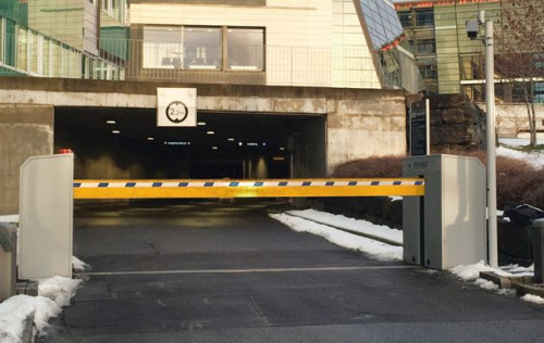 Szlabany z serii produktów High Security Line  o maksymalnej szerokości do dziesięciu metrów umożliwiają kontrolowany wjazd i wyjazd pojazdów i nadają się do zastosowania na przejazdach o dużym natężeniu ruchu.
