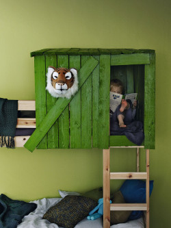 Łóżko piętrowe przypominające domek na drzewie