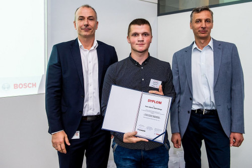 Laureat I nagrody w IV edycji programu Junkers szkoli (w środku) (od lewej) Robert Pałka, Dyrektor Sprzedaży Junkers-Bosch; Adam Rybiński z Zespołu Szkół Ponadgimnazjalnych Nr 3 im. Władysława Stanisława Reymonta w Piotrkowie Trybunalskim; Jarosław Boratyński, Trener marki Junkers-Bosch