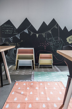 Taborety ustawione jeden na drugim pozwalają zaoszczędzić przestrzeń w pokoju