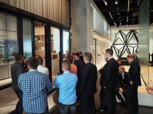 Jedna z grup podczas zwiedzania showroomu w Bielefeld
