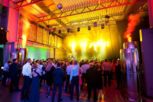 Instalacja z kominów przy scenie