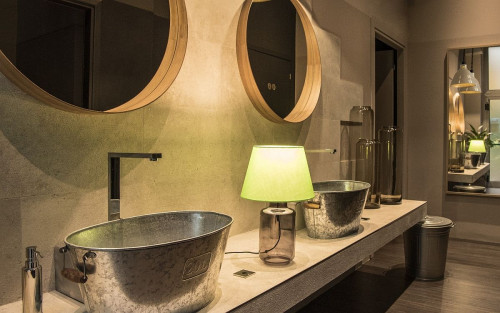 Szklane lampy w łazience