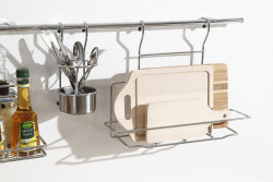 Dzięki relingom, a także odpowiednim zawieszkom, koszykom i półeczkom wykorzystać można przestrzeń nad blatem