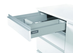 Wyprofilowane pod zlew szuflady z linii Comfort Box pozwolą na zagospodarowanie zazwyczaj straconej przestrzeni wokół syfonu. To idealne miejsce do przechowywania środków czystości