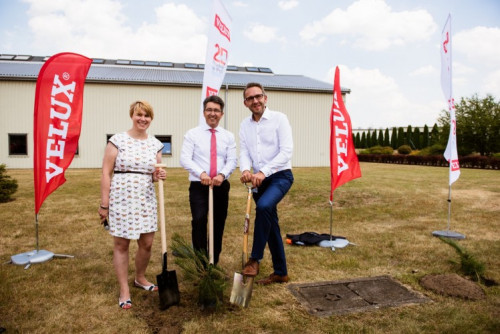Podczas obchodów 20-lecia produkcji VELUX w fabryce okien została posadzona aleja drzew