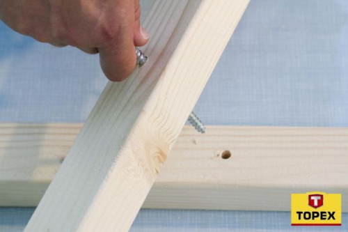 Wywiercony otwór w kantówce