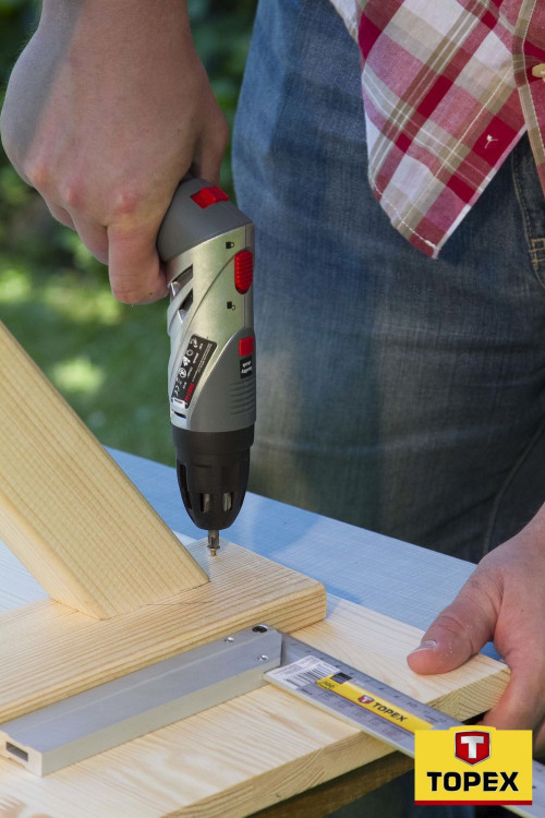 Łączenie konstrukcji nóg z blatem stołu