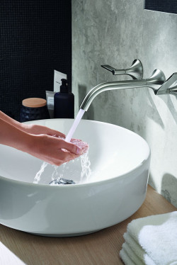 Dzięki umywalkom stawianym na blat przestrzeń dookoła umywalki wygląda schludnie i elegancko