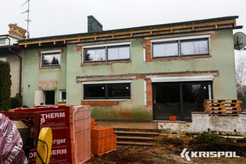 Wymiana okien często wiąże się z gruntowną odmianą wizerunku domu, bo niektóre otwory poszerza się, przedłuża lub skraca, a nawet zamurowuje