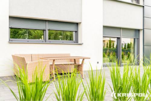 Rolety są czynnikiem wspomagającym minimalizowanie strat energii, a przy tym dodatkowo chronią przed włamaniem