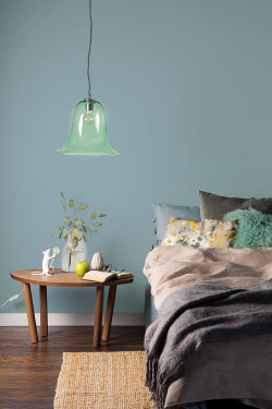 Ściana w sypialni pomalowana odcieniem Flow