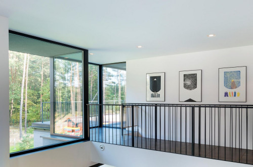 Widok na las dzięki wielkoformatowym przeszkleniom