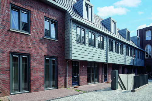 Przykład renowacji tradycyjnego ceglanego budynku z zastosowaniem okien Schüco z PVC o wyglądzie stolarki aluminiowej