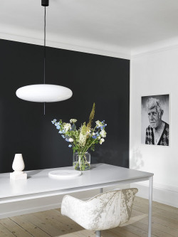 Zestawienie czarnej i białej ściany w jadalni