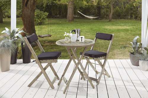 Drewniany stolik i krzesła na tarasie