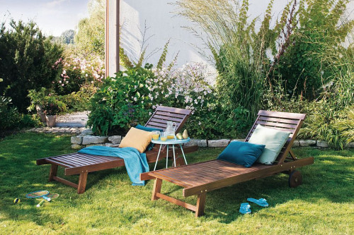 Drewniane leżaki w ogrodzie