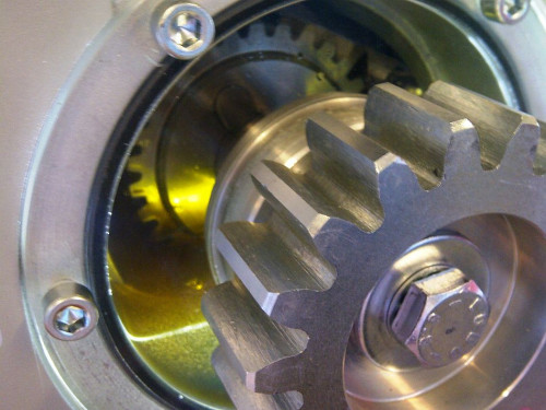 Przekładnia zanurzona jest w kąpieli olejowej