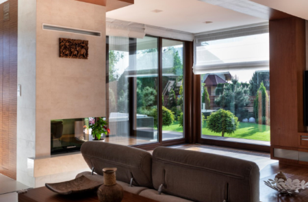 Okna narożne w salonie