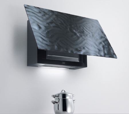 Okap z  taflą ręcznie formowanego szkła