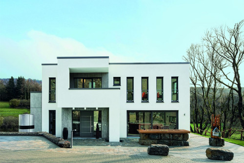 Niezwykle modną tendencją są portfenetry, na zdjęciu wysokie okna z PVC-U Schüco LivIng