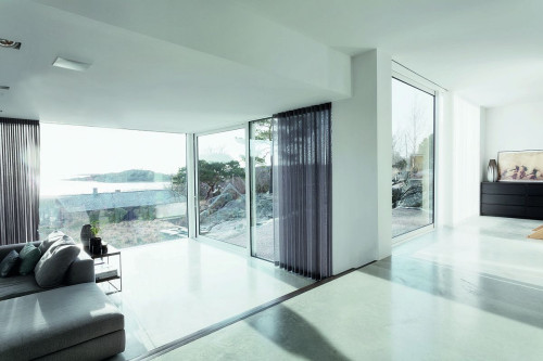 Ciekawy efekt można uzyskać stosując w  narożu budynku kombinację przeszkleń stałych i przesuwnych