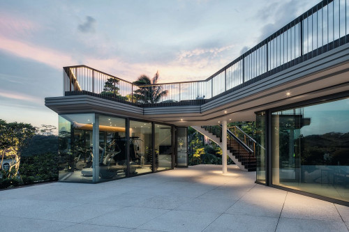 Wielkopowierzchniowe drzwi przesuwne Schüco otwierają wnętrza na widoki otoczenia