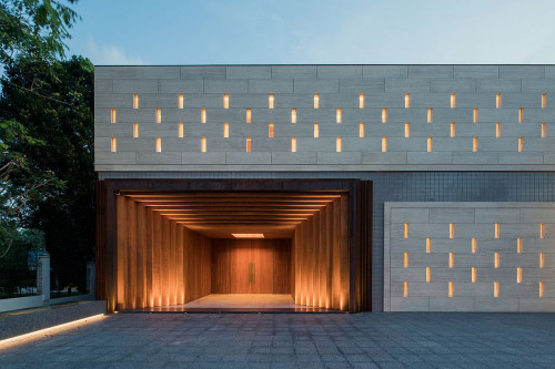 Od zewnątrz elewacja ma zamknięty charakter