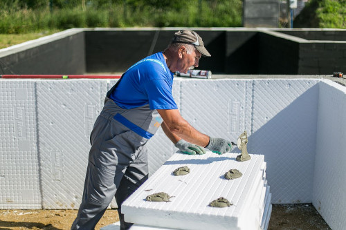 Styropian należy przyklejać na hydroizolację metodą punktową
