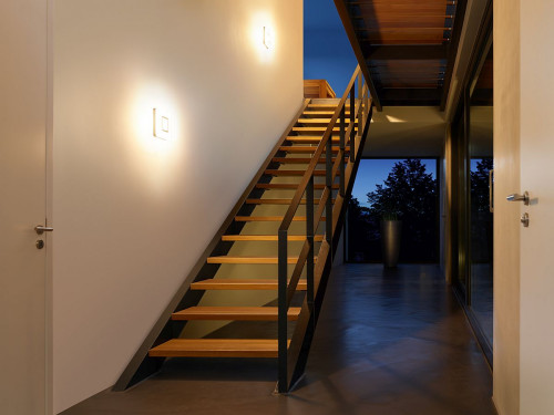 Czujki zamontowane nad schodami