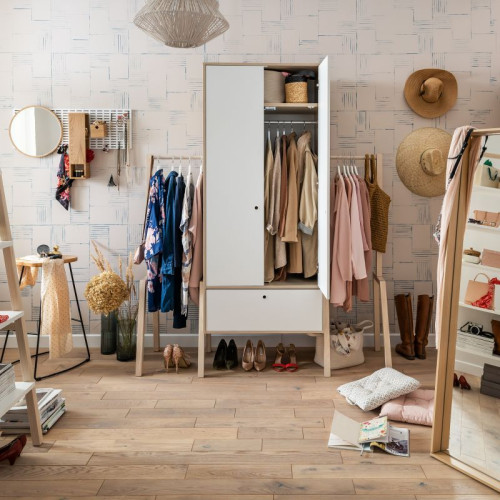 VOX – organizer wiszący na ścianie Mesh, szafa i regał Spot, lustro 4 You, podłoga Skandinavien