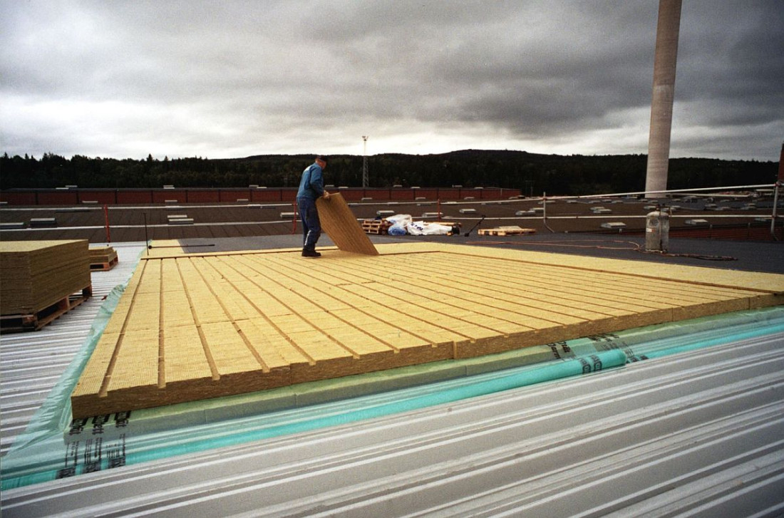 Jak osuszać konstrukcje dachów płaskich?