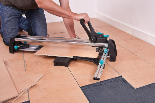 Docinanie płytki za pomocą Wolfcraft TC 670 Expert