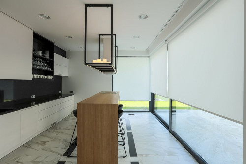 Aranżacja nowoczesnej kuchni z roletą