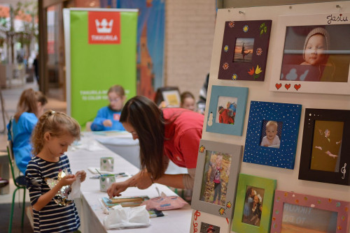 Dzieci dekorujące ramki podczas warsztatów