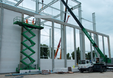 Wypełnienie ścian hali zbrojonymi płytami z betonu komórkowego YTONG