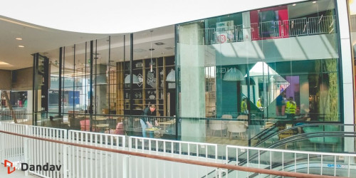 Przeszklenia w galerii