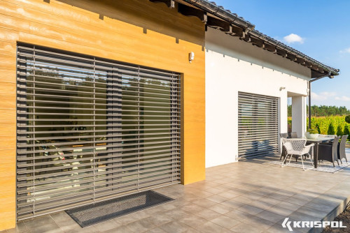 Okna tarasowe z żaluzjami. fot. KRISPOL