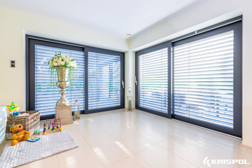 Tarasowe drzwi przesuwne, osłonięte dodatkowo żalużjami fasadowymi. fot. KRISPOL