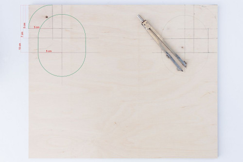 Na sklejkach o wymiarach 40x32,5 cm narysuj zielone linie wyznaczające uchwyty